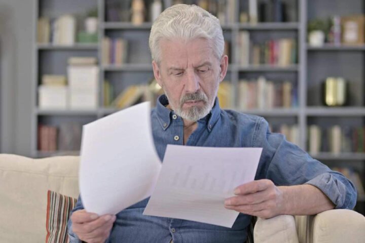 Anziano con documenti