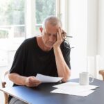 Anziano legge documento