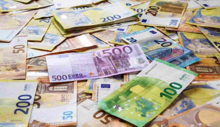 Banconote e assegno di superinvalidità