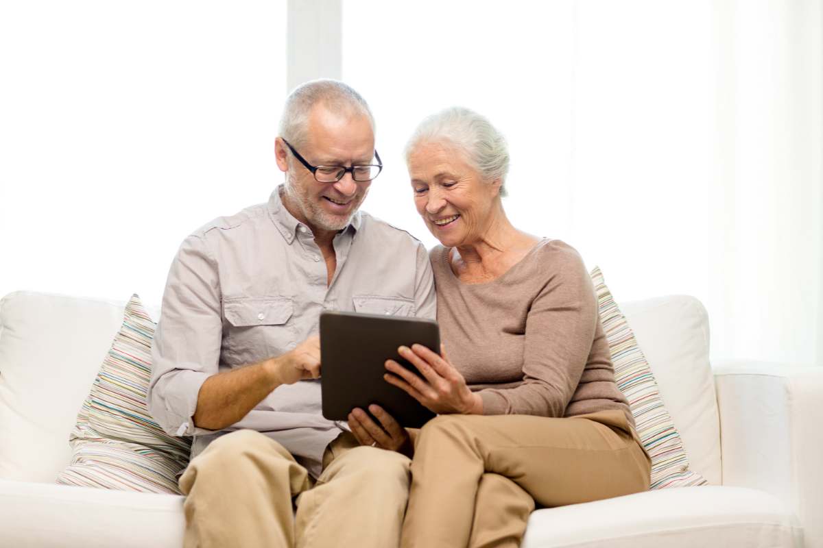 Coppia anziani con il tablet