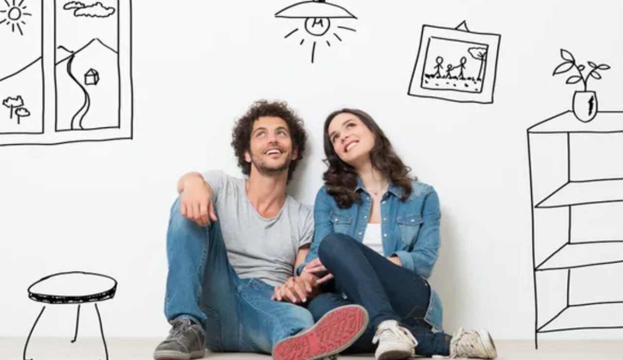 Coppia felice e casa