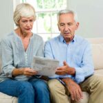 Coppia legge documento