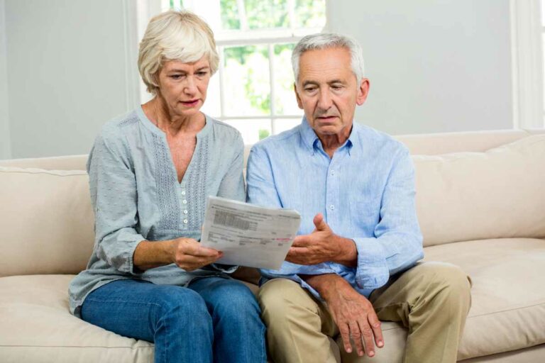 Coppia legge documento