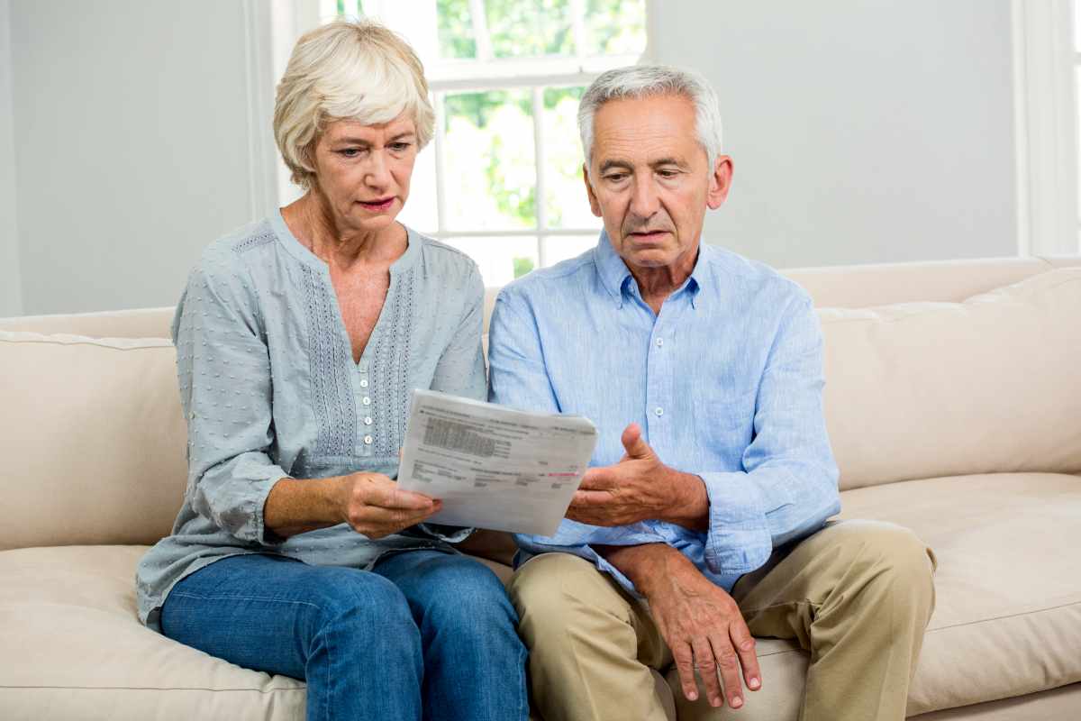 Coppia legge documento