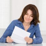 Donna legge documento