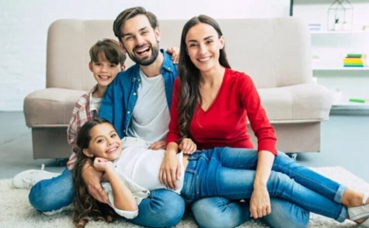 Famiglia felice in casa 