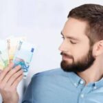 Uomo con soldi e bonus