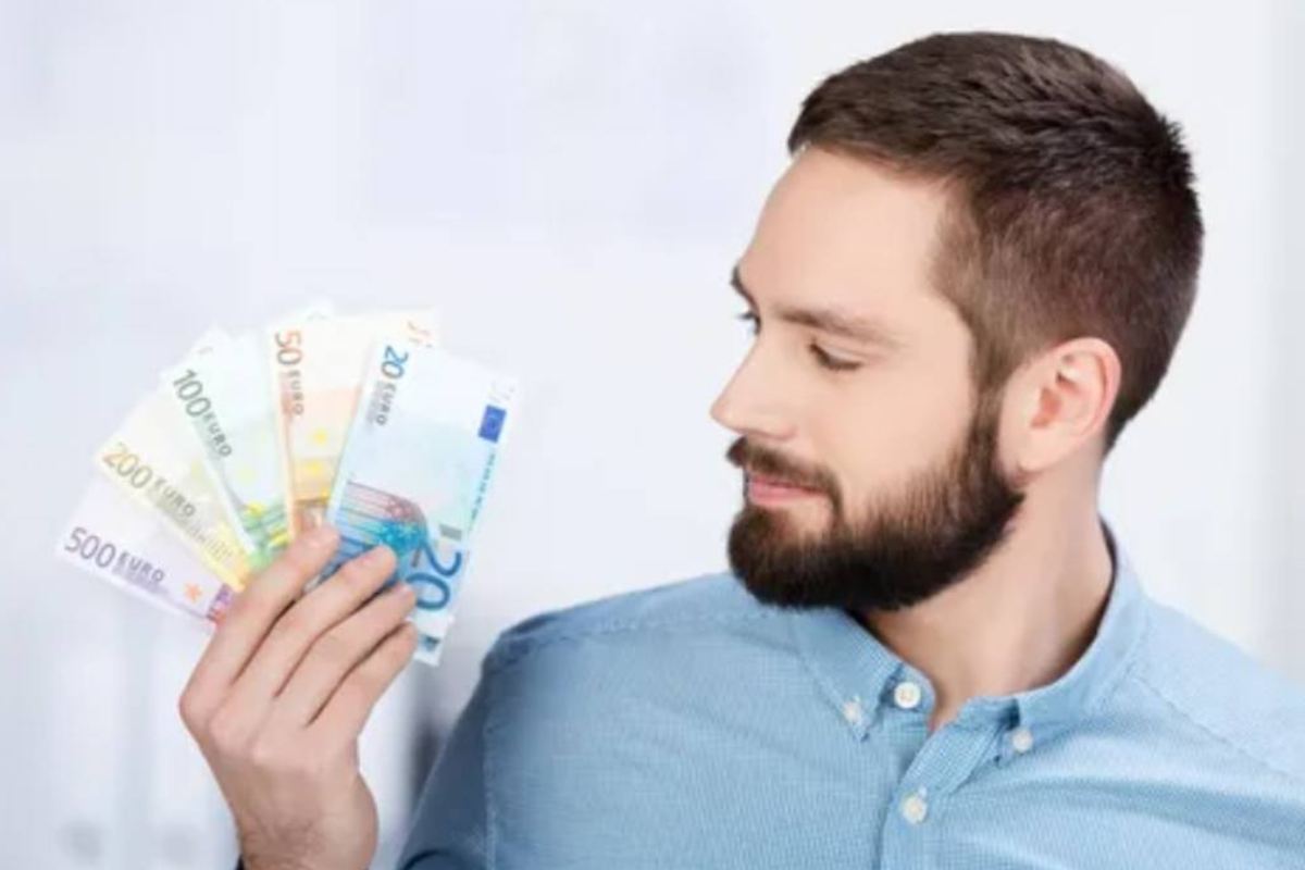 Uomo con soldi e bonus