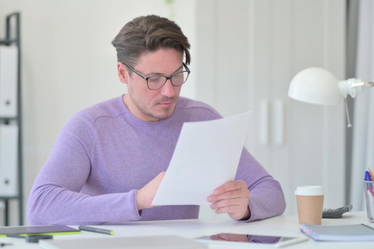 Uomo legge documento