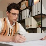 Uomo legge documento