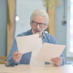 Uomo legge documento
