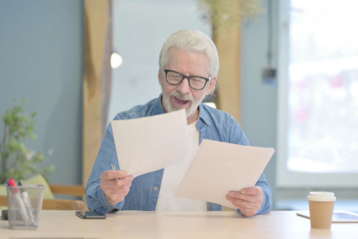 Uomo legge documento