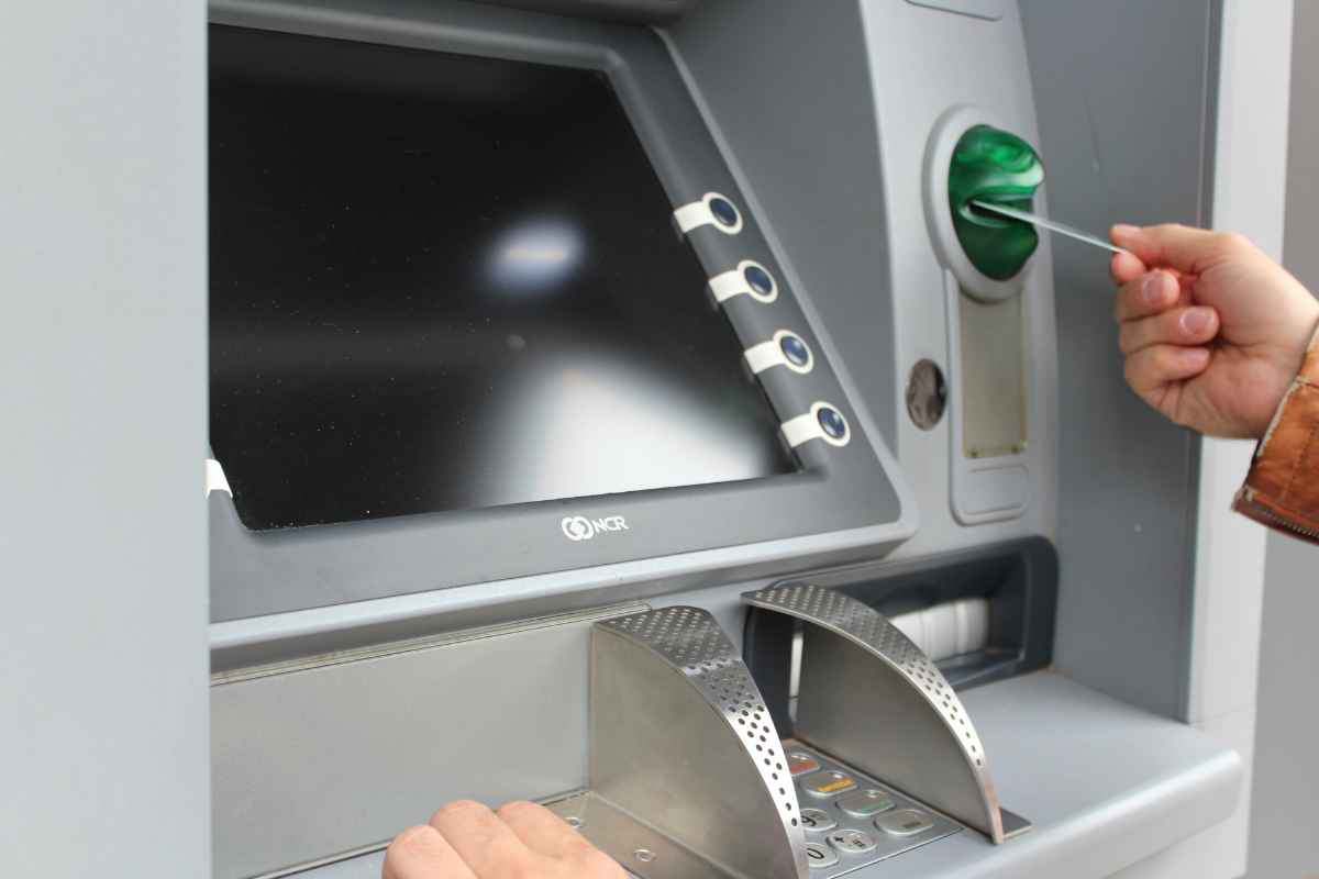 Allarme Bancomat, l’errore che ti svuota il conto in 5 secondi, i dettagli