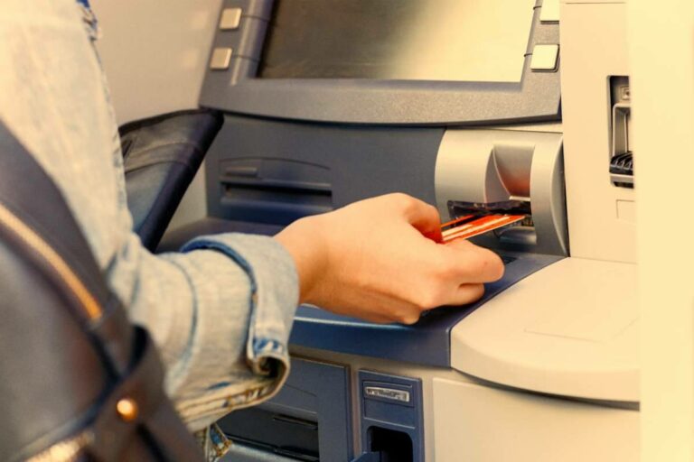 Il rischio che si nasconde dietro ogni prelievo al bancomat