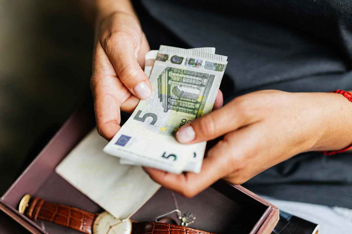 Addio banconote, l’annuncio è ufficiale: presto non varranno più nulla, i dettagli