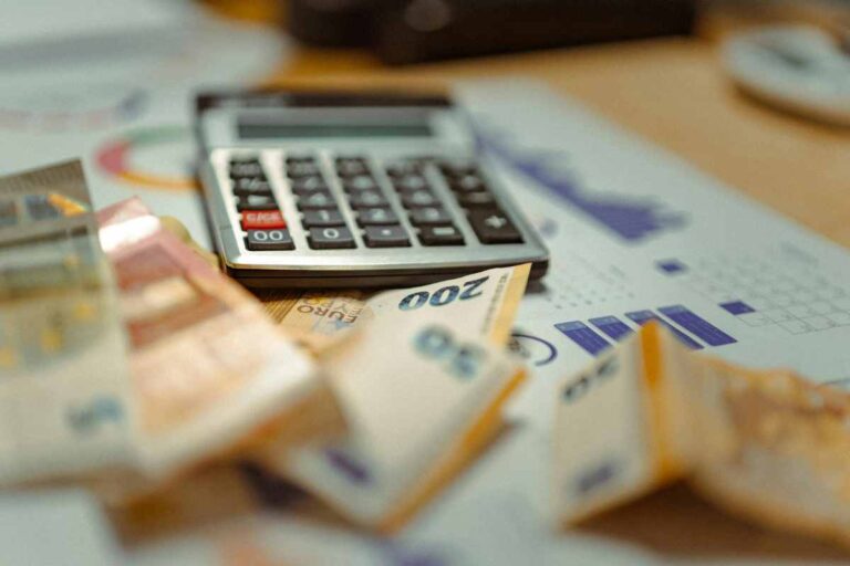 Nuove tasse in arrivo: viaggiare e pernottare sarà impossibile