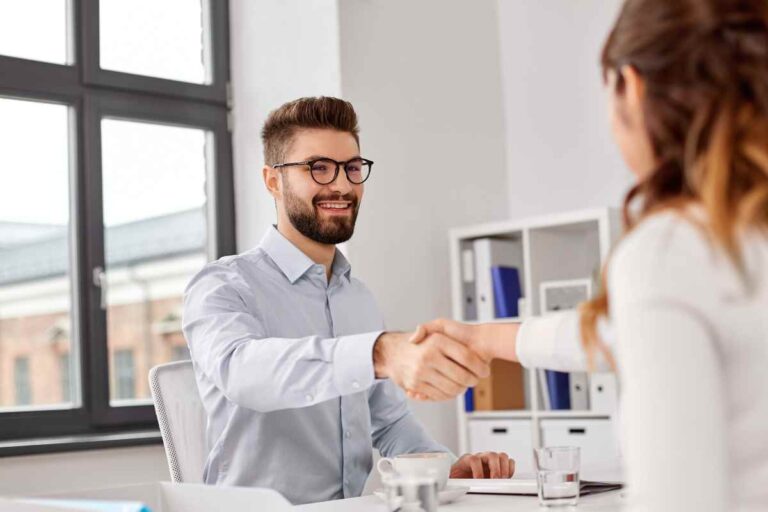 Stipendio da 6.500 euro al mese, queste aziende cercano 85.000 lavoratori, tutti i dettagli