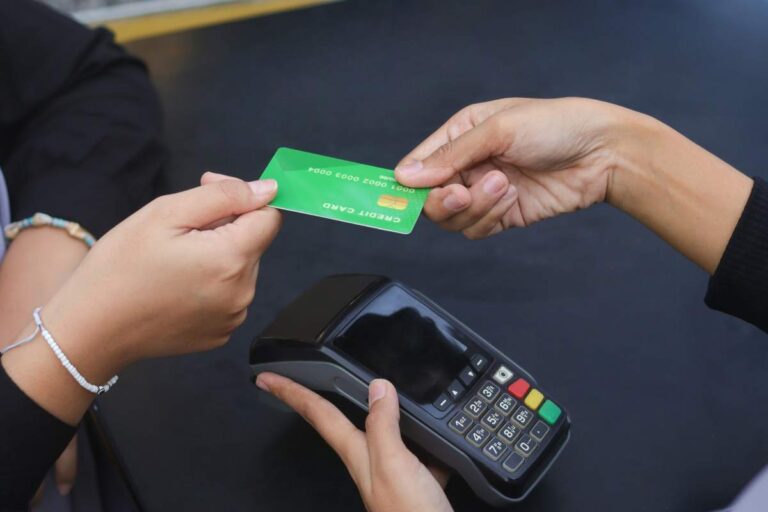 Ecco perché non dovresti mai usare il Bancomat per pagare in hotel