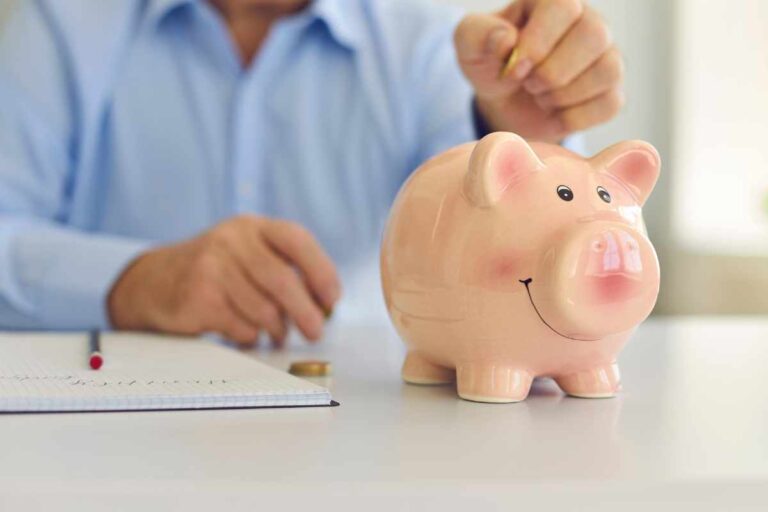 Pensione anticipata a 56 anni: bastano 20 anni di contributi per dire addio