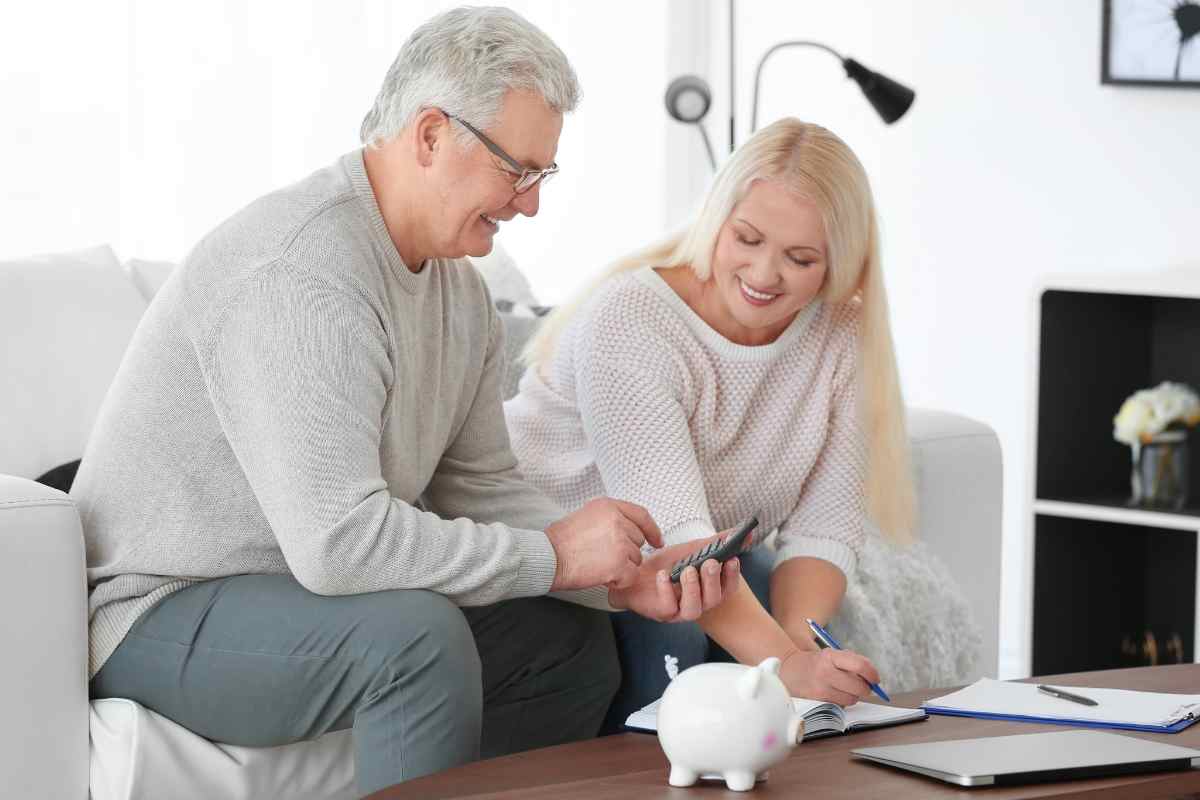 Pensioni, aumenti e agevolazioni a dicembre: quando arriva la tredicesima