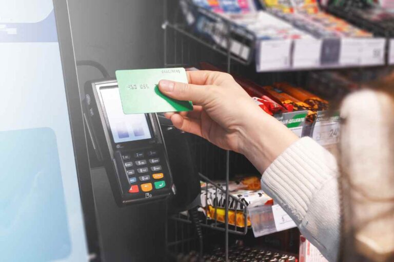 Paghi col POS al negozio? Dal 1° gennaio 2026 cambia tutto, tutti i dettagli