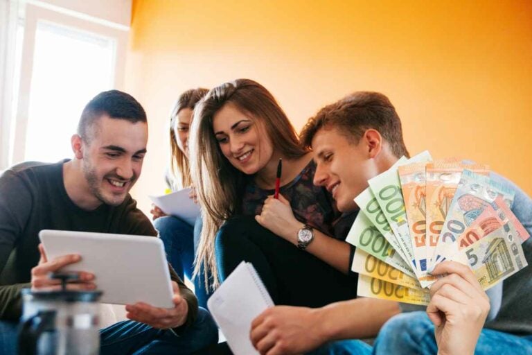 Studenti, aiuti in tasca per andare avanti con la scuola