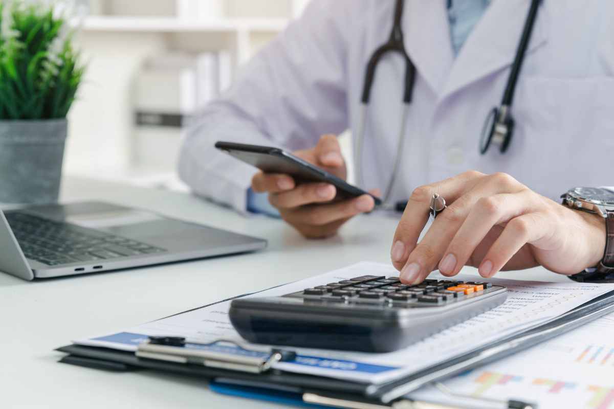 La tassa nascosta dei single: ecco quanto pagano in più in bollette