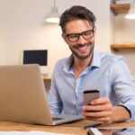 stare con smartphone lavoro