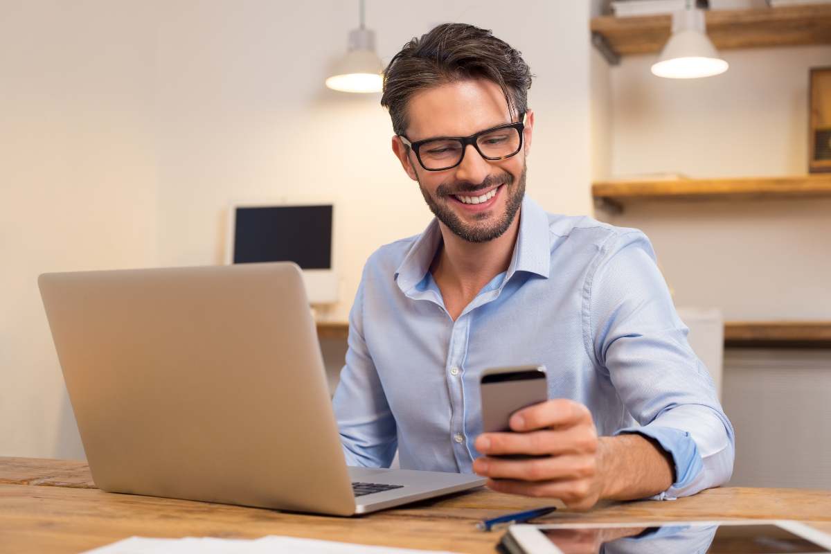stare con smartphone lavoro