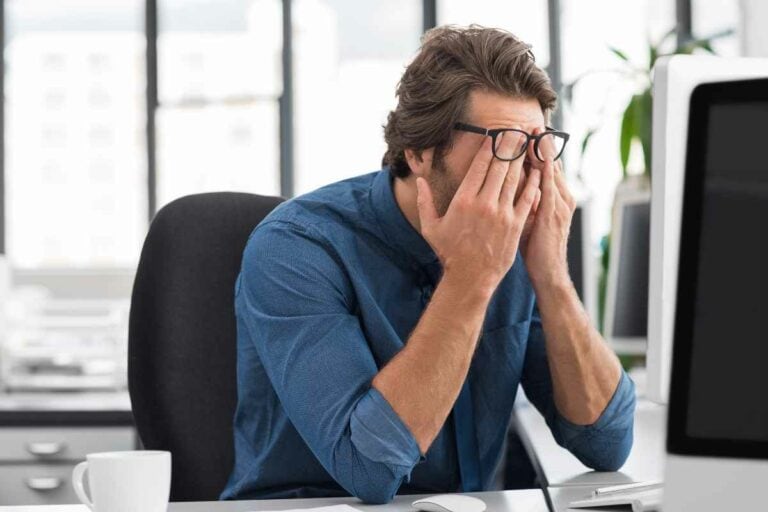 uomo stressato a lavoro