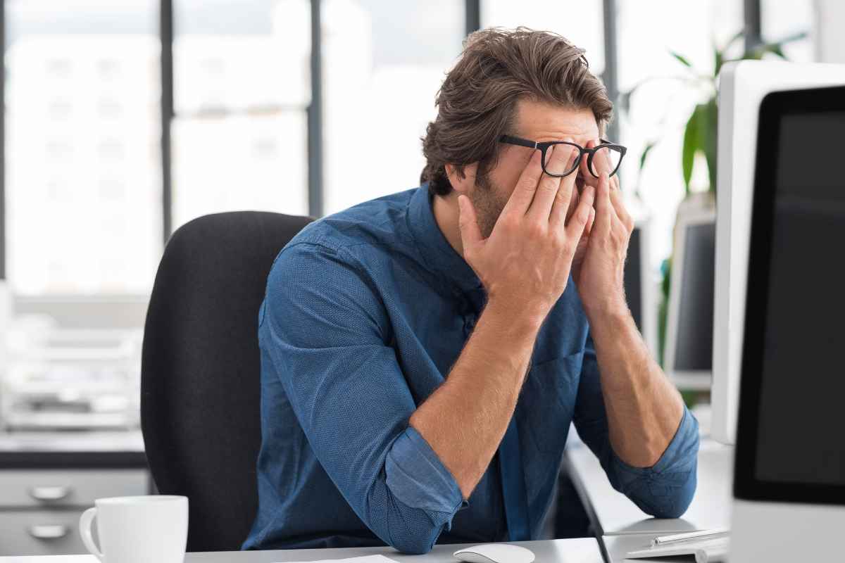 uomo stressato a lavoro